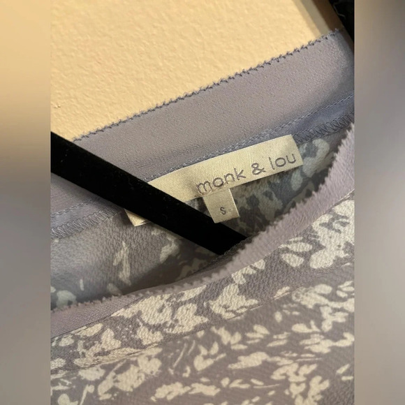 2/$15 - Monk & Lou - Gray V-Neck Blouse with Floral Print and Back Detail - Picture 5 of 9